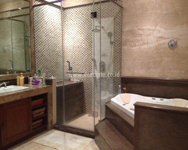 1st floor master bathroom